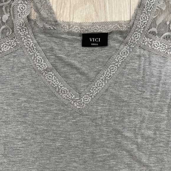 Lace grey t-shirt. - Picture 3 of 3